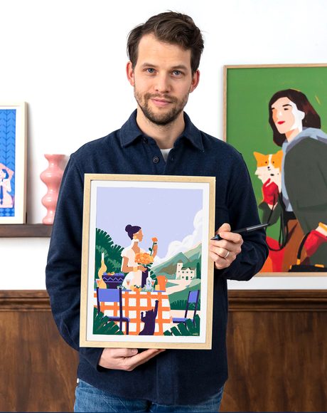 Kim Roselier aujourd'hui, avec l'une de ses illustrations